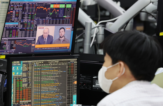 해외 투자자들이 1분기 한국 주식 7조원 이상을 매도했다.
