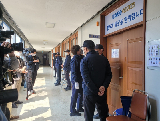 Police raid the Gyeonggi provincial government in Suwon, Gyeonggi, Monday as a part of an investigation into allegations that Democratic Party’s defeated presidential candidate Lee Jae-myung’s wife Kim Hye-kyung abused her position as first lady during Lee’s time as governor. [YONHAP] 