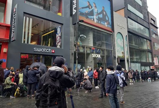 People line up to buy the MoonSwatch at the Swatch store in Jung District, central Seoul on March 26. [NEWS1]