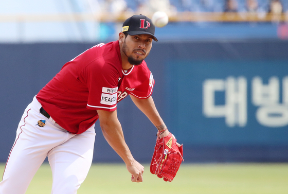 Wilmer Font pitches against the NC Dinos at Changwon NC Park in Changwon on Saturday. Font became the first pitcher in KBO history to throw nine perfect innings, but was unable to record a perfect game as the game was pushed to extra innings. [NEWS1]