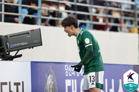 Kim Bo-kyung celebrates in this file photo after scoring a goal for Jeonbuk Hyundai Motors against Daegu FC on Feb. 27 at DGB Daegu Bank Park in Daegu. [YONHAP]