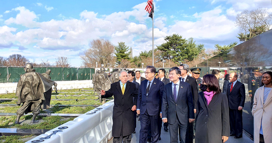 Rep. Park Jin of the main opposition People Power Party, second from left in the front row, visits the Korean War Memorial in Washington on Sunday with his delegation, which is there to discuss policy issues on behalf of the incoming Yoon Suk-yeol administration. [NEWS1]