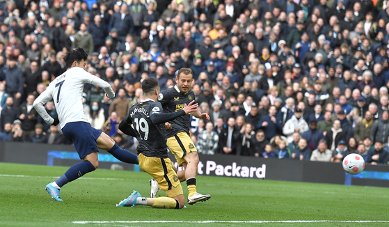 Tottenham's Son Heung-min scores his team's third goal in a Premier League game against Newcastle at Tottenham Hotspur Stadium in London on Sunday. [EPA/YONHAP]