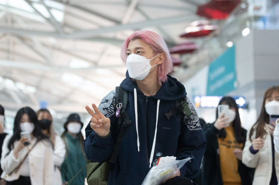 Kwak Yoon-gy acknowledges fans at Incheon International Airport before jetting off for the 2021-22 International Skating Union (ISU) Short Track World Championships that start Friday in Montreal, Canada. [NEWS1]