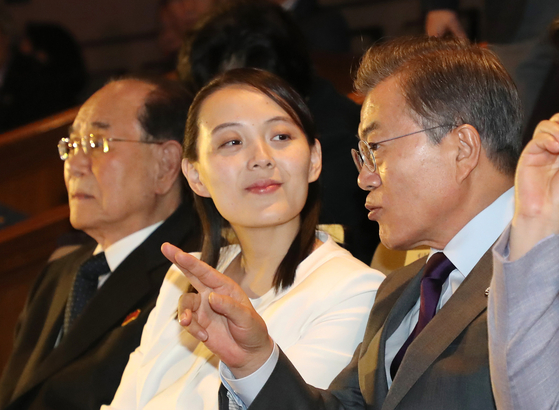 Kim Yo-jong (center), sister of North Korean leader Kim Jong-un, speaks to South Korean President Moon Jae-in at a concert at the National Theater in Jung District, Seoul during a visit to the South in February 2018. [YONHAP]