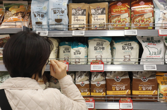 Flour products are displayed at a discount mart in Seoul on March 22. [NEWS1]