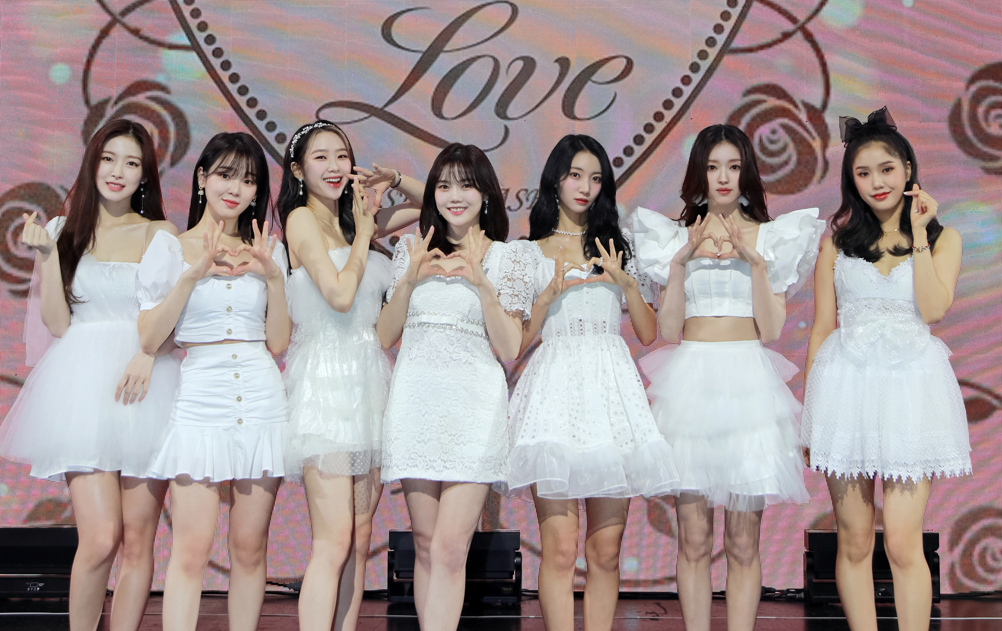 Second from right, YooA of Oh My Girl will temporarily halt all her activities and take time off to rest due to after-effects of Covid-19. [ILGAN SPORTS] 
