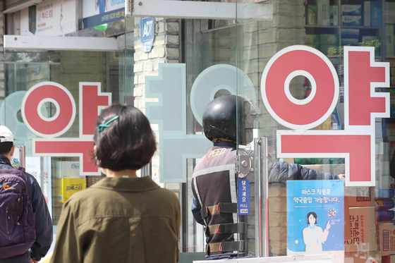 The government lifted the 6,000 won ($5) price ceiling on Covid home test kits on Tuesday, enabling pharmacies and convenience stores to set their own prices. [YONHAP]