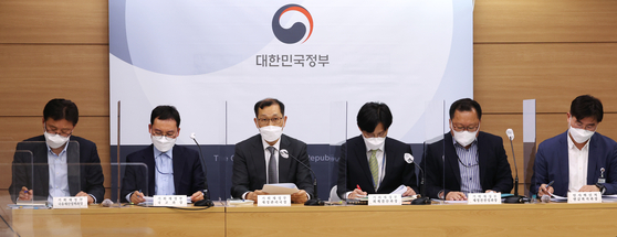Government officials including those from the Finance Ministry brief on 2021 financial statement including income and spending at Sejong on April 4. [YONHAP]