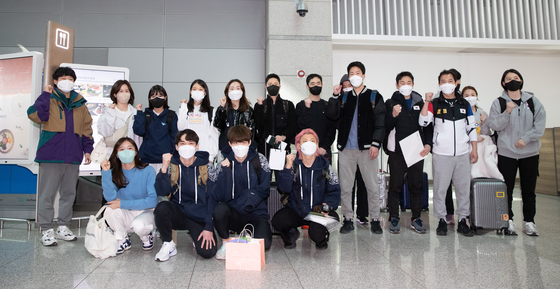 The Korean short track team poses for the photo before jetting off for the 2021-22 International Skating Union (ISU) Short Track World Championships that start Friday at Montreal, Canada. [NEWS1]