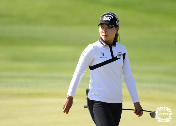 Lee So-mi looks at the green of the fourth hole at the S-OIL Championship on Nov. 7, 2021. [KLPGA]