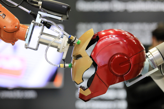 An Iron Man mask is being made at Smart Factory + Automation World 2022 in Coex, southern Seoul, on Wednesday. The exhibition runs through Friday. [NEWS1]