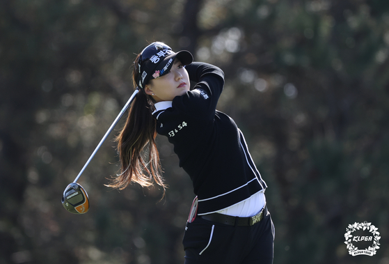 Cho A-yean tees off on the 13th hole of the Lotte Rent-a-Car Ladies Open at Lotte Skyhill Jeju in Jeju on April 9, 2021. [KLPGA]