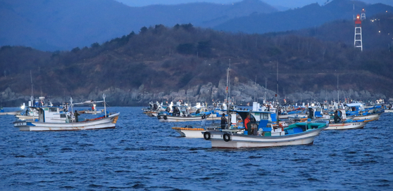 Fishing boats wait for the call by the Coast Guard to depart the fishing grounds of the northernmost Jeo Island, as the grounds reopened Wednesday. [YONHAP]