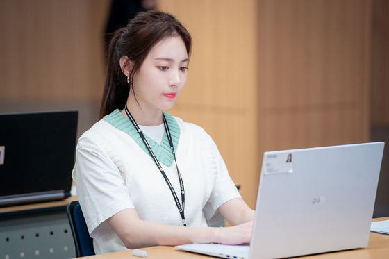 Yura plays Chae Yoo-jin, a weather reporter for a daily newspaper in JTBC's ″Forecasting Love and Weather.″ [JTBC]