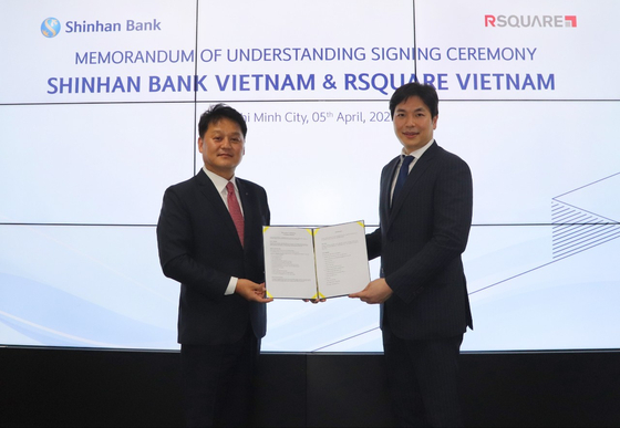 Shinhan Bank Vietnam CEO Kang Gew-won, left, and Rsquare CEO Lee Johnwoo, pose for a photo after signing a memorandum of understanding on April 5. [RSQUARE]