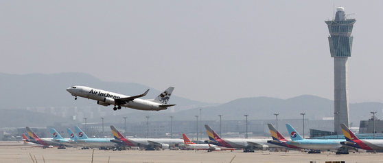 Incheon International Airport on Wednesday. Starting May, number of international flights will be increased. [YONHAP]