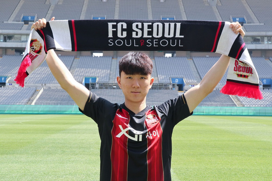 Hwang In-beom poses in an FC Seoul kit in a photo released by the club on Tuesday. [YONHAP]