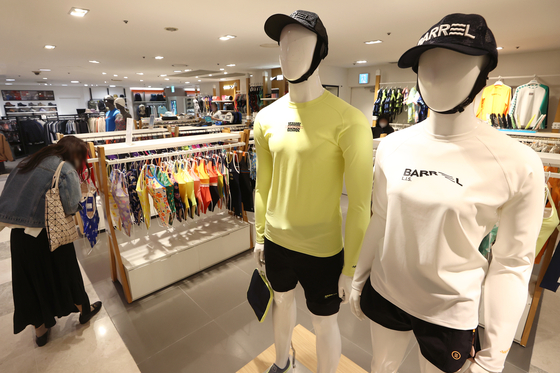 Sales of women’s swimwear from March 12 through April 4 jumped 188 percent on year, according to online shopping site Auction on Wednesday. Korea’s eased social distancing regulations are believed to have aided in this boost. Sales of men’s swimwear during the same period increased 69 percent, while sales of swimming goggles were up 45 percent. [YONHAP]