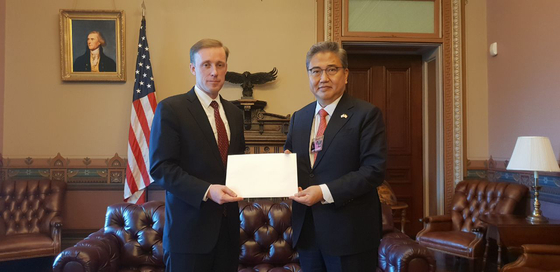 People Power Party Rep. Park Jin, right, head of President-elect Yoon Suk-yeol’s delegation to the United States, presents a letter from Yoon to U.S. President Joe Biden in a meeting with National Security Adviser Jake Sullivan at the White House in Washington on Tuesday. [NEWS1]