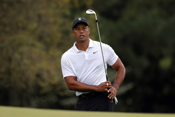 Tiger Woods plays a shot on the 18th hole during a practice round prior to the Masters at Augusta National Golf Club on Wedensday in Augusta, Georgia.  [AFP/YONHAP]
