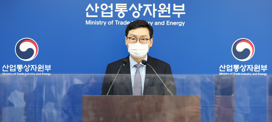 Jung Jong-young, director general of the Trade Ministry’s investment policy, announces FDI in the first quarter in Sejong on Thursday. [YONHAP]