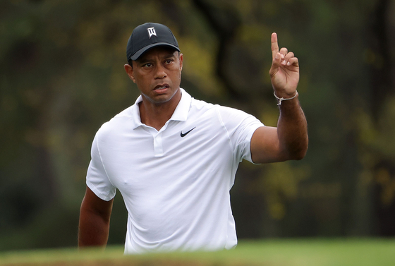 Tiger Woods gestures during a practice round prior to the Masters at Augusta National Golf Club on Wednesday in Augusta, Georgia. [AFP/YONHAP]