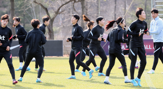 The Korean women's national football team train at the National Football Center in Paju, Gyeonggi on Wednesday. [NEWS1]