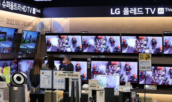 LG Electronics organic light-emitting diode (OLED) TVs are on display at a discount mart in Seoul. [YONHAP]
