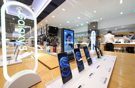 Samsung Electronics Galaxy S22 phones are displayed in retail shop in southern Seoul on Thursday. [YONHAP]