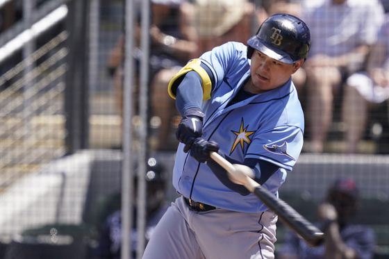Tampa Bay Rays' Choi Ji-man takes a swing in the fourth inning during a spring training game against the Atlanta Braves at the CoolToday Park in North Port, Florida on March 31. [AP/YONHAP]