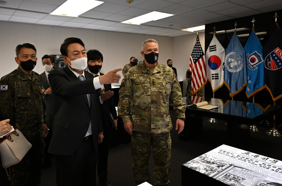 President-elect Yoon Suk-yeol, center, makes a visit to Camp Humphreys, a U.S. military base in Pyeongtaek, Gyeonggi, on Thursday accompanied by Gen. Kim Seung-kyum, deputy commander of the South Korea-U.S. Combined Forces Command (CFC), and Gen. Paul LaCamera, commander of the CFC and U.S. Forces Korea (USFK). During his visit, Yoon stressed "strong deterrence" against North Korean provocations based on the South-U.S. military alliance. [YONHAP]