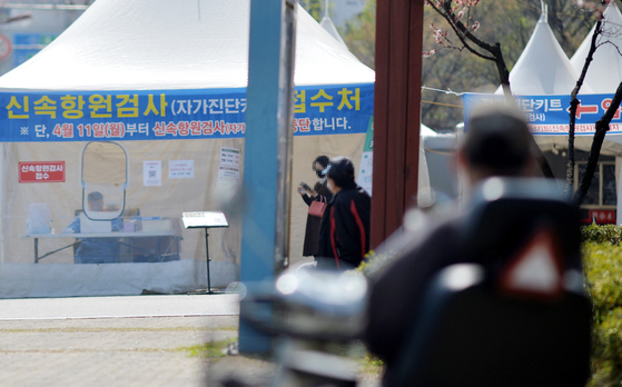 People visit a public clinic in Daejeon for a Covid-19 test. From April 11, rapid antigen test won't be offered at these public clinics, and only PCR tests will be given. [KIM SEONG-TAE] 