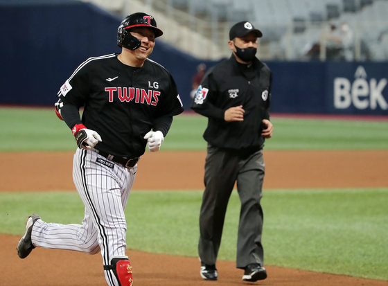 Kim Hyun-soo of the LG Twins rounds the bases after going deep in the 11th inning of a game against the Kiwoom Heroes at Gocheok Sky Dome in western Seoul on Wednesday. [NEWS1]
