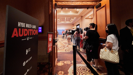 Hopefuls line up to audition for Big Hit Music, Belift Lab, Source Music, Pledis Entertainment, KOZ Entertainment, HYBE Labels Japan and HYBE America at Mandalay casino and resort. [HYBE]