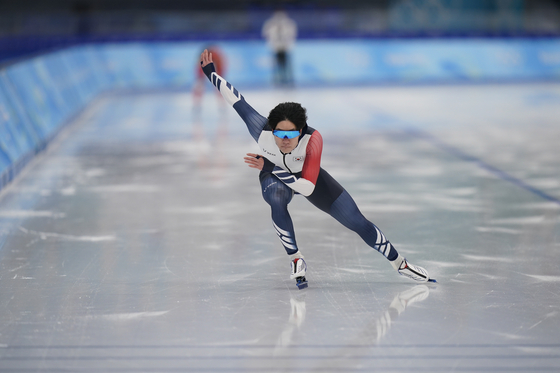 Cha Min-kyu skates during a speedskating practice session at the 2022 Winter Olympics on Feb. 9, 2022, in Beijing. [AP/YONHAP]