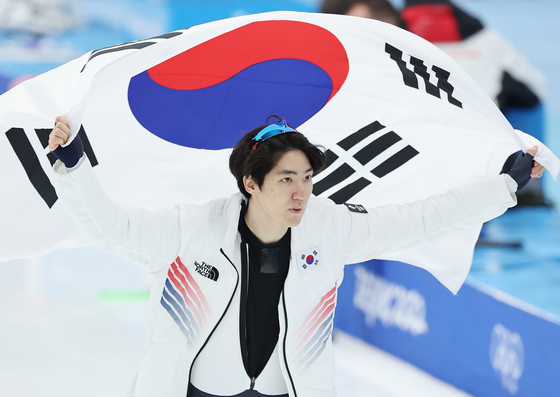 Cha Min-kyu celebrates winning the men's 500-meter silver medal at the National Speed Skating Oval in Beijing on Feb.12. [YONHAP]
