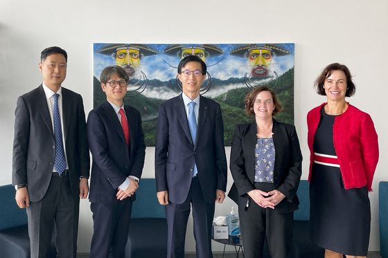Export-Import Bank of Korea (Eximbank Korea) CEO Bang Moon-kyu, middle, and Anthea Mckinnell, Santos CFO, second from right, pose at Santos's Sydney office on April 8. [EXIMBANK KOREA]