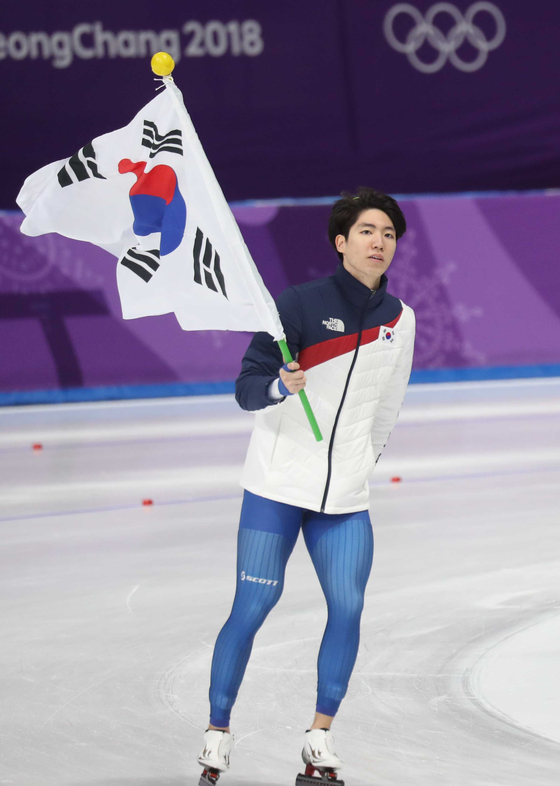 Cha Min-kyu celebrates winning the 2018 PyeongChang Olympics men's 500-meter silver medal at the Gangneung Oval in Gangneung, Gangwon on Feb. 19, 2018. [JOONGANG ILBO]
