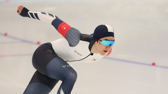 Cha Min-kyu races in the men's 500 meters at the National Speed Skating Oval in Beijing on Feb. 12. [NEWS1]