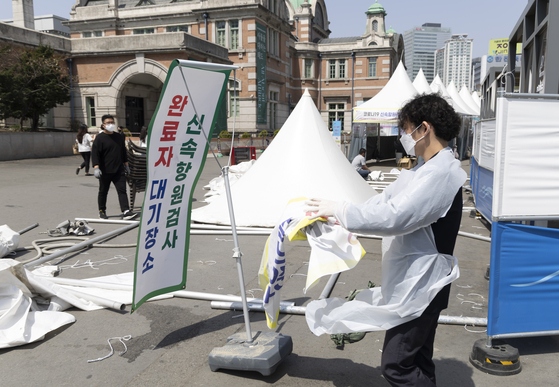 An area for people waiting for rapid antigen test results is torn down Sunday at Seoul Station in central Seoul. Starting Monday, rapid antigen tests will no longer be conducted at public health centers or gu (district) offices. [YONHAP]