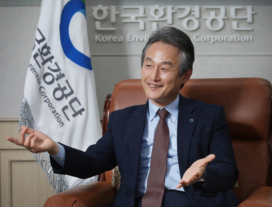 Ahn Byung-ok, chairman of Korea Environment Corporation (K-eco), sits for an interview with the Korea JoongAng Daily at his office in the K-eco headquarters in Seo District, Incheon, on March 21. [PARK SANG-MOON]
