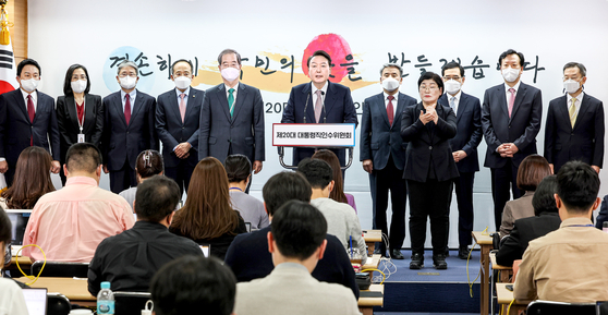 President-elect Yoon Suk-yeol, center, announces eight Cabinet appointments in a press conference at the transition team's office in Tongui-dong, central Seoul, Sunday afternoon. [JOINT PRESS CORPS]