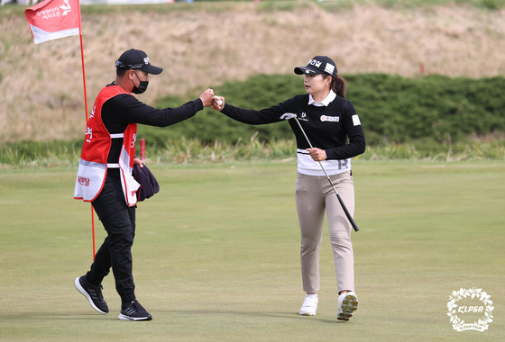 Jang Su-yeon reacts after sinking a birdie putt at the last hole of the Lotte Rent-a-Car Ladies Open at Lotte Skyhill Jeju on Jeju Island on Sunday. [KLPGA]