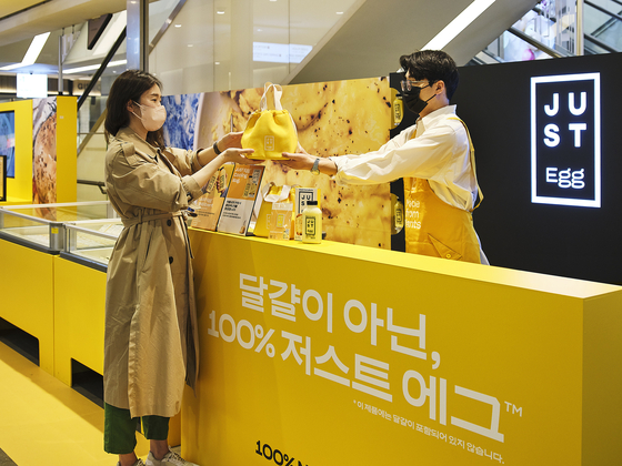 California-based food company Eat Just and SPC Samlip, the Korean food and retail company, set up a pop-up store of JUST Egg at Hyundai Department Store's Trade Center branch in southern Seoul, Monday, which will operate for two weeks. Eat Just's plant-based food brand JUST Egg offers egg substitute products made from mung beans. [YONHAP]