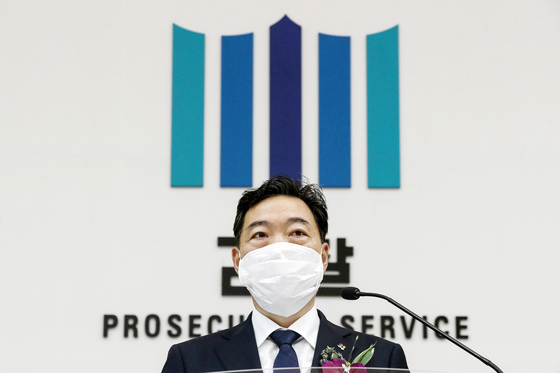 Prosecutor General Kim Oh-soo speaks during his inauguration ceremony at the Supreme Prosecutors' Office in Seocho District, southern Seoul, on June 1, 2021. Kim took on the post three months after President-elect Yoon Suk-yeol resigned at the time as prosecutor general after butting heads with the Moon Jae-in administration over investigation rights of the prosecution. [NEWS1]