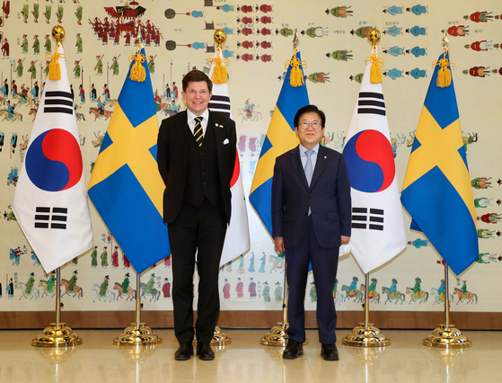 National Assembly Speaker Park Byeong-seug, right, poses for a photo with Speaker of the Swedish Parliament Andreas Norlen in the National Assembly in Yeouido, western Seoul, on Monday, before they have talks.  [NATIONAL ASSEMBLY]