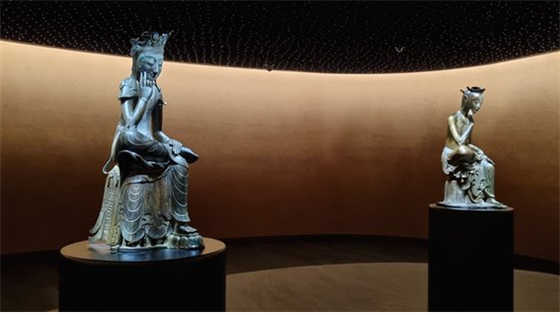 Two Pensive Bodhisattva statues are on display at “A Room of Quiet Contemplation” in the National Museum of Korea [JOONGANG PHOTO]