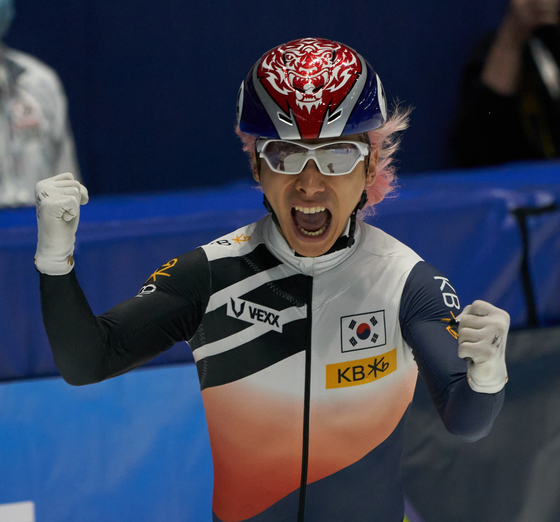 Kwak Yoon-gy of Korea celebrates after winning the gold medal in the men's 5,000-meter relay final at the ISU World Short Track Championships 2022 in Montreal, Canada on Sunday. [EPA/YONHAP]