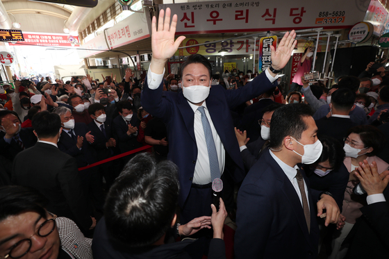 President-elect Yoon Suk-yeol waves to the crowd at the Andong Central New Market in Andong, kicking off a two-day visit to the North Gyeongsang region Monday. [JOINT PRESS CORPS]